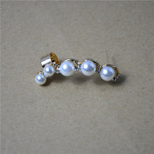 Load image into Gallery viewer, Pearls &amp; Gold - Ear Cuff Earing