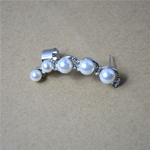 Load image into Gallery viewer, Pearls &amp; Gold - Ear Cuff Earing